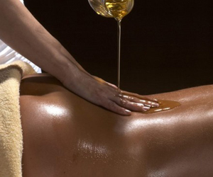 ABHYANGA: il massaggio indiano con gli oli caldi.